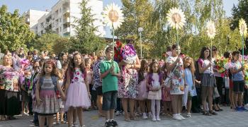 МОН: Сборни паралелки в училищата само при червен сценарий