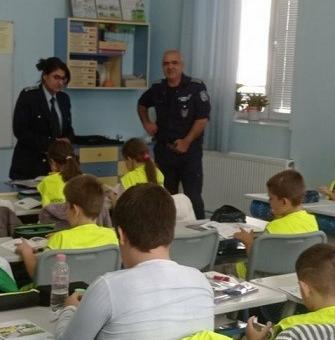 Пътна безопасност бе темата на днешния урок на четвъртокласниците от „Детско полицейско управление“ в старозагорско училище