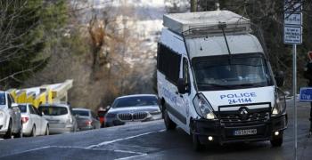 Майка на две деца загина, след като дърво падна върху колата им 