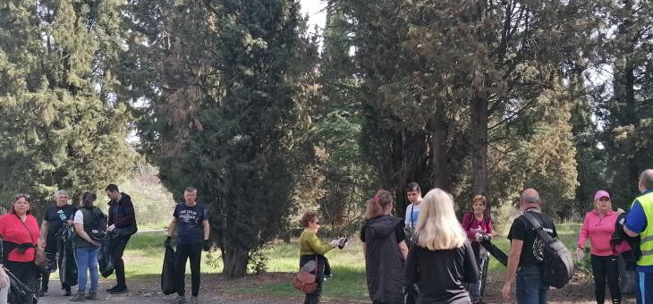В Стара Загора доброволци почистиха района около Самарското знаме 