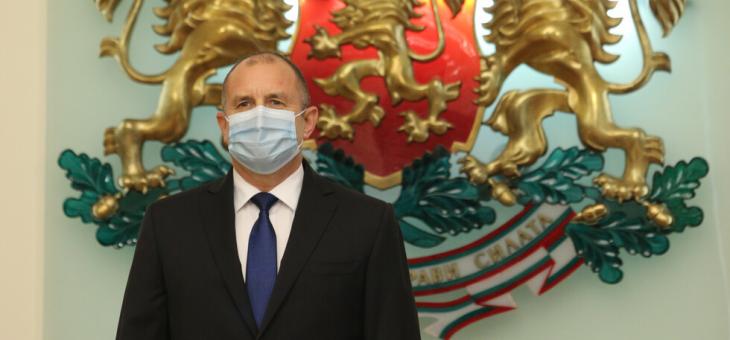 Президентът Румен Радев се самоизолира заради служител с COVID-19