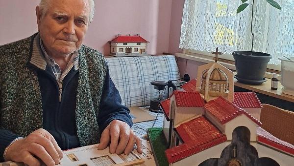 Макет на сградата на Строителния техникум в Стара Загора подари 93-годишен негов възпитаник 