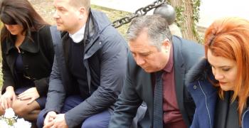 Ректорът на ТрУ доц. д-р Добри Ярков се преклони пред паметта на героите