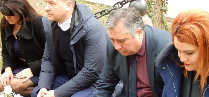 Ректорът на ТрУ доц. д-р Добри Ярков се преклони пред паметта на героите