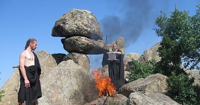 Посрещат с ритуал лятното слънцестоене край мегалита в Бузовград
