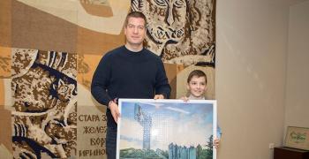 9-годишно дете подари на кмета Живко Тодоров пъзел "Бранителите на Стара Загора"