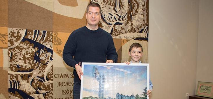 9-годишно дете подари на кмета Живко Тодоров пъзел "Бранителите на Стара Загора"