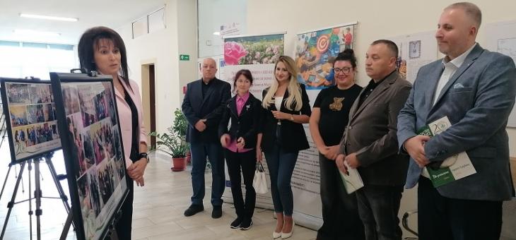 Фотоси, подредени в  Регионалното управление на образованието, представят историята на приобщаващото образование в област Стара Загора