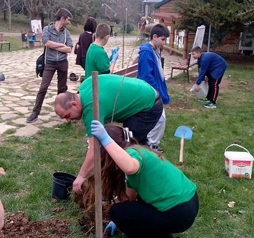 На Благовещение ученици дариха дръвчета на старозагорския зоопарк