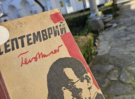 Председателят на Съвета на младите омбудсмани в Стара Загора Кристиан Конов дари книга на къща музей „Гео Милев“
