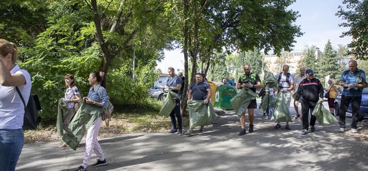 Общински служители спретнаха масивна оборка и освежиха кът за отдих в Стара Загора
