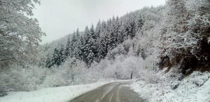 Затворени проходи заради снеговалеж и преспи