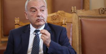 Социалният министър призова лекарите да се ваксинират и да дават пример на пациентите
