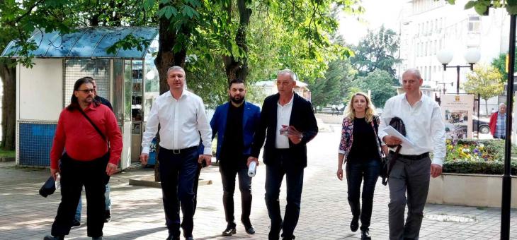 Подкрепа за малките и средни земеделски стопанства и адекватна здравна грижа поискаха хората от Драгомир Стойнев на срещи в общините Братя Даскалови и Чирпан