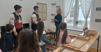Ученици от ОУ „Кольо Ганчев“ посрещнаха деца от ДГ № 2 „Радост“ - Раднево в „Старото школо“