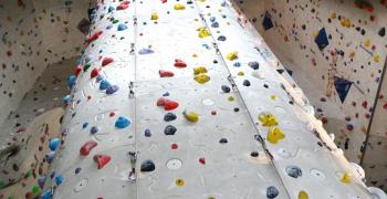14-годишно дете пострада при падане от стена за катерене в пловдивски мол