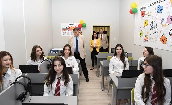 Министърът на образованието и науката проф. д-р Георги Вълчев откри новия STEM център в СУ „Максим Горки"   