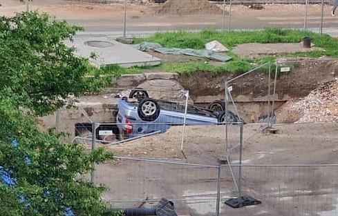 Кола падна в изкоп