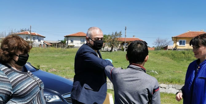 Депутати зарадваха с компютри седмокласници