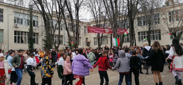 СУ "Максим Горки" в Стара Загора отново призова с хоро да съхраним българското