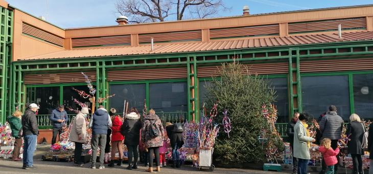 Търговци предлагат красиви сурвакници в Стара Загора