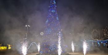 В Казанлък засияха коледните светлини