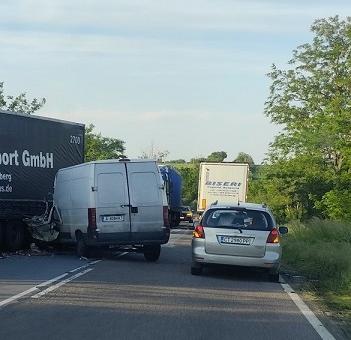 Тежка катастрофа с два микробуса и ТИР между селата Тракия и Средец 
