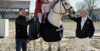 Секретарят на Община Стара Загора Николай Диков връчи Купата на кмета на конните състезания по повод Тодоровден