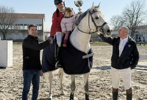 Секретарят на Община Стара Загора Николай Диков връчи Купата на кмета на конните състезания по повод Тодоровден