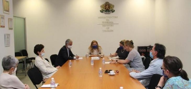 Марияна Николова поиска отпадане на забраната за ресторантите в хотелите