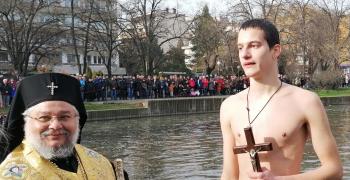 18-годишен ученик "спаси" кръста в Стара Загора