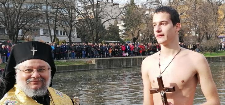 18-годишен ученик "спаси" кръста в Стара Загора