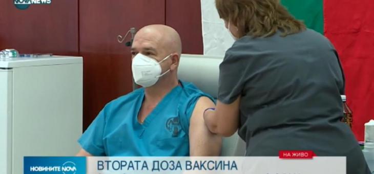 Ген. Мутафчийски се ваксинира с втората доза от ваксината