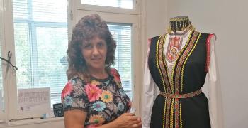 Старозагорка съхранява българските традиции като шие народни носии