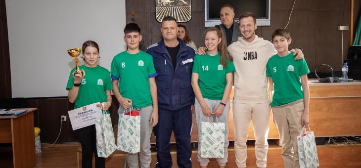 Първо място извоюва Второ основно училище „Петко Р. Славейков“ на Общинска ученическа викторина 