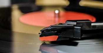 Работилница за миксиране на DJ сет с грамофонни плочи отваря врати в Международния младежки център в Стара Загора
