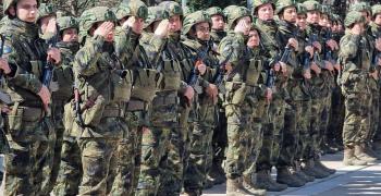 На първо четене: Вдигат заплатите на военните