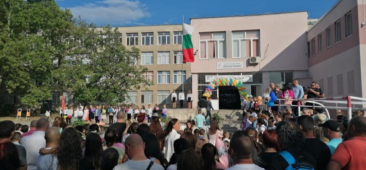 XI ОУ „Николай Лилиев“ в Стара Загора посрещна своя петдесети випуск, сред гостите бе ректорът на ТрУ проф. Мирослав Карабалиев