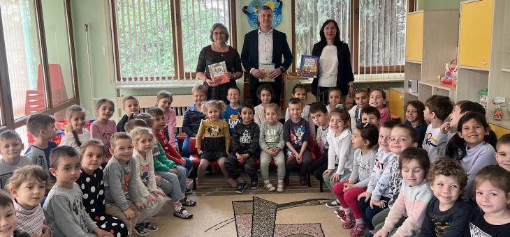 Зам.-кметовете Надежда Чакърова и Радостин Танев четоха приказки на малчуганите от ДГ №13 „Пролет“