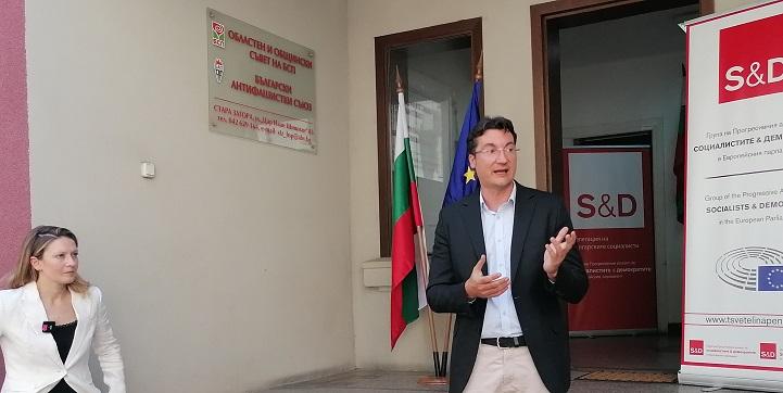 Eвродепутатът Цветелина Пенкова и председателят на БСП Крум Зарков откриха Информационен център в Стара Загора