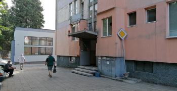 Знак подпира блок в Стара Загора