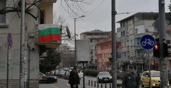 Знаме във Фейсбук или на балкона