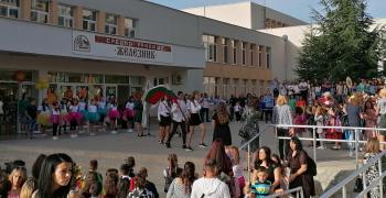 В старозагорско училище: Не цвете, а паричка за пострадалите при наводненията в Карловско