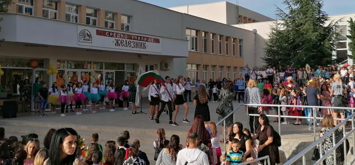 В старозагорско училище: Не цвете, а паричка за пострадалите при наводненията в Карловско 
