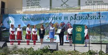 50-годишно знаме  беляза  ритуално началото и края на юбилейния празник „Балканът пее и разказва" в Гурково