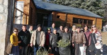 От Дневен център „Св. св. Козма и Дамян" в Стара Загора първи зарадваха животните в зоопарка с лакомства – коледни елхи