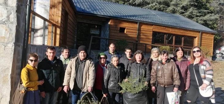 От Дневен център „Св. св. Козма и Дамян" в Стара Загора първи зарадваха животните в зоопарка с лакомства – коледни елхи   