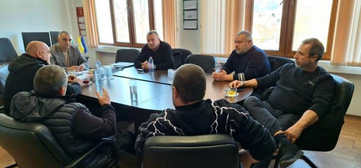 Кметът на Гурково договори по-ниска цена за транспорт на дървата за огрев за местните жители
